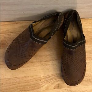 White Mountain Mood Brown Leather Clogs